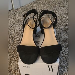 SIZE 6 1/2 DREAM PAIRS BLACK SANDALS- 1 1/2 INCH HEALS- GOOD CONDITION